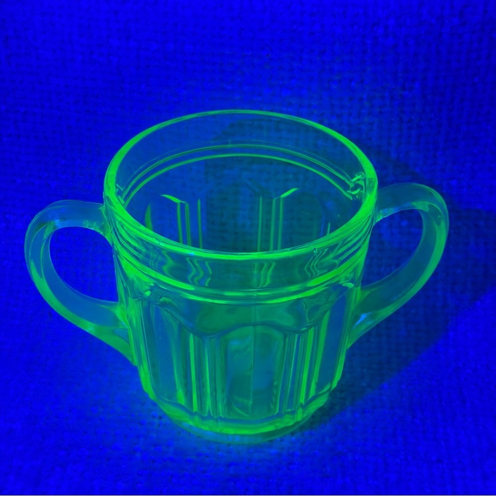 Antique Uranium Glass-Colonial Green Open
Sugar by Anchor Hocking - Picture 2 of 5